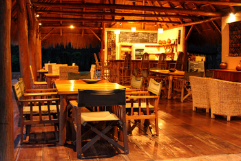 Enjojo Lodge: Restaurant bei Nacht