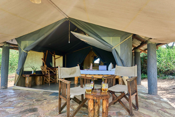 Ikoma Tented Camp: Lounge mit Stühlen und erfrischenden Getränken