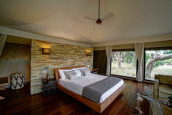 Koro River Camp: Bett mit Deckenventilator