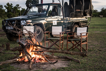 Losokwan Luxury Tented Camp: Lagerfeuer vor Safari Auto