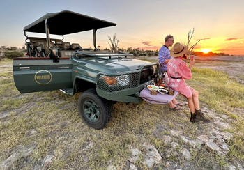 Moela Safari Lodge Moela Safari Lodge: Gäste beim Sundowner