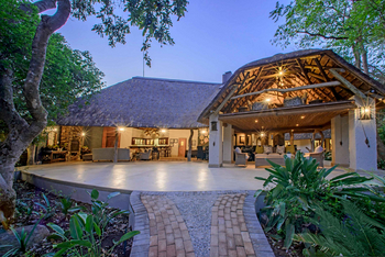 Savanna Lodge: Offene Lounge mit Strohdach und Holzbar