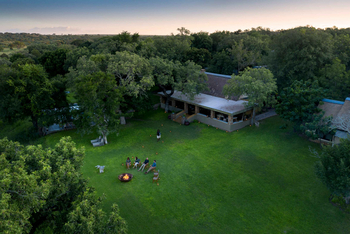 Singita Castleton: Gäste genießen Busch-Lagerfeuer bei Dämmerung