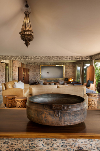 Tembo Plains Camp: Schale vor Loungebereich