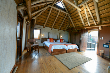 The Stiltz: Reetdach