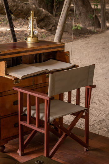 Time + Tide Luwi Camp: Regiesessel und Sekretär