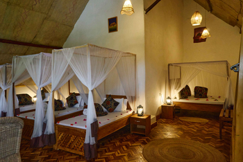 Arusha Safari Lodge: Zwei Baldachinbetten mit Moskitonetzen und Laternen