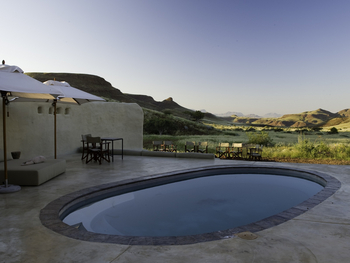 Damaraland Camp: Pool mit Talblick