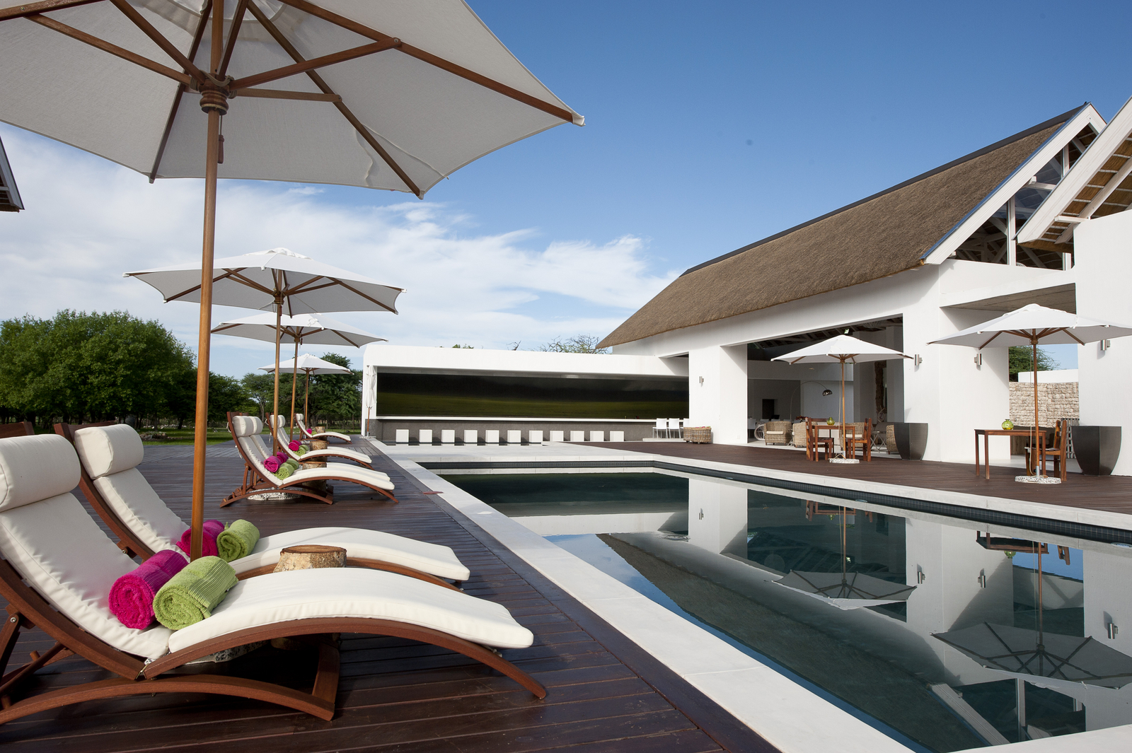 Emanya Etosha Game Lodge Emanya Etosha Game Lodge: Liegen am Pool