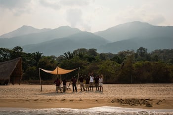 Greystoke Mahale: Menschengruppe am Strand
