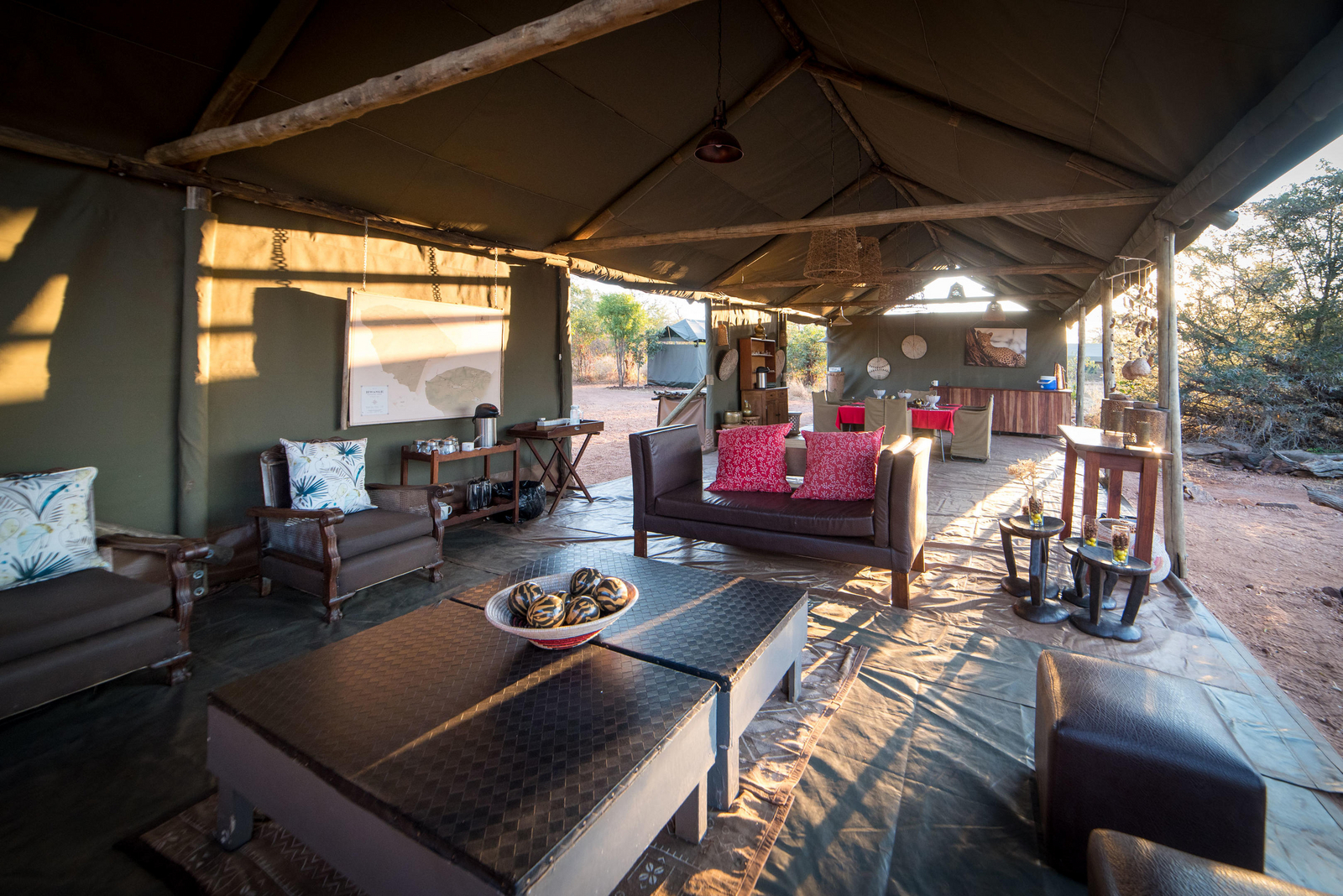 Hwange Bush Camp Hwange Bush Camp: Blick durch das Hauptzelt
