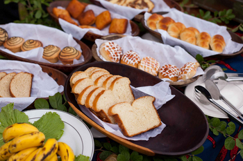 Ikoma Tented Camp: Frühstücksbuffet mit Gebäck und Bananen