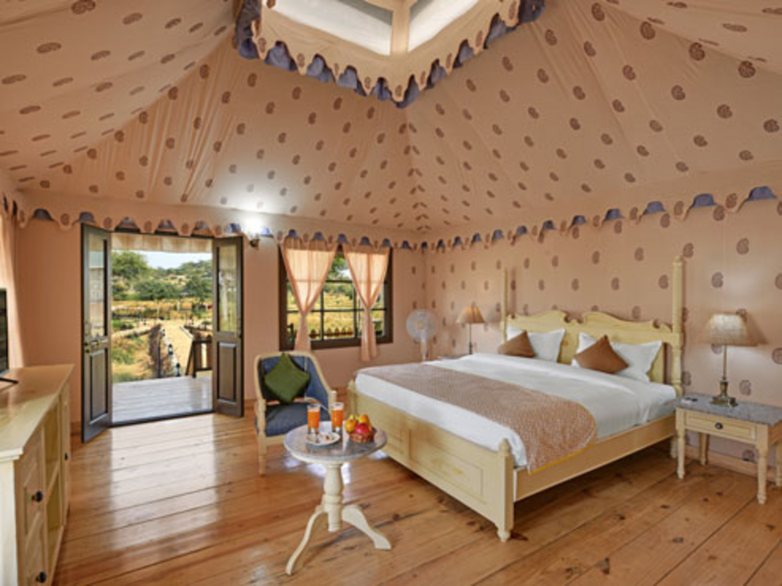 Jawai Leopard Safari Lodge Jawai Leopard Safari Lodge: Holzfußboden und Doppelbett