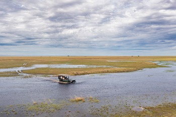 King Lewanika Lodge: Safariauto im Wasser