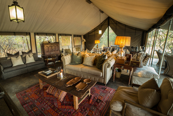 Machaba Camp: Lounge mit Sofas