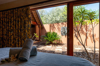 Mateya Safari Lodge: Schlafzimmer mit Blumen und Handtüchern