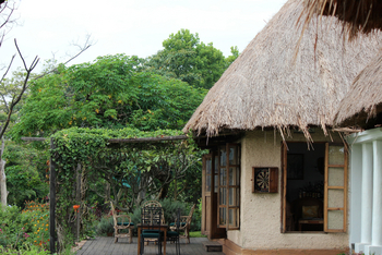 Ndali Lodge: Gästeunterkunft mit Terrasse