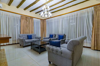 No. 5 Boutique Hotel: Lounge