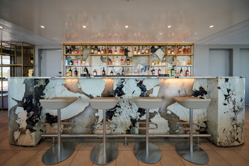 Scenic Eclipse II: Leuchtende Bar aus Onyx mit Spirituosen