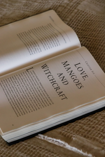 Sussurro: In der Bibliothek