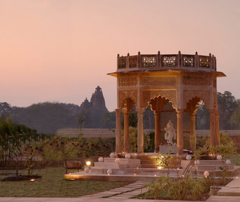 The LaLit Temple View: Hexagonaler Ziertempel