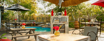 The Old House: Tisch am Pool