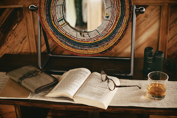 Wayo Serengeti Green Camp: Kleiner Schreibtisch mit Spiegel