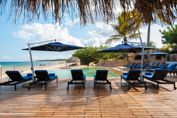 Anantara Bazaruto Island Resort: Pool am Strand