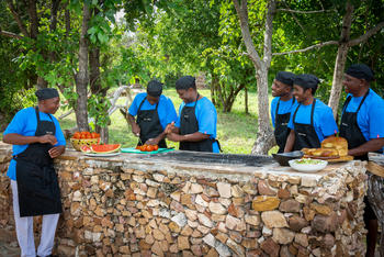 Beho Beho Camp: Mitarbeiter beim kochen