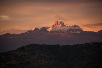 Borana Lodge Borana Lodge: Gebirge in der Ferne bei Sonnenuntergang