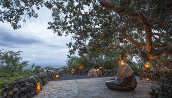 Campi ya Kanzi: Tagesbett und Laternen