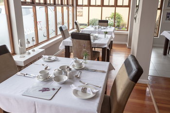 Cornerstone Guesthouse: Frühstückstisch