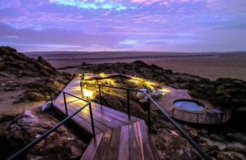 Desert Whisper: Steg zum Pool