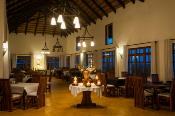 Farm House Valley Lodge: Restaurant am Abend