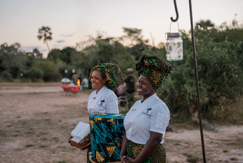 Gorongosa Safaris: Mitarbeiter heißen Gäste willkommen