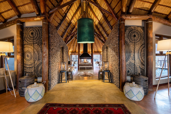 Hoodia Desert Lodge: Durchgang zum Kamin