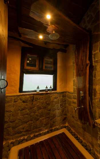 Kanha Earth Lodge: Dusche