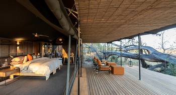 Kiri Camp: Deck mit Vordach