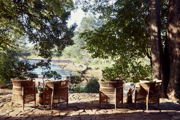 Laba Jongomero: Sitzgelegenheit mit Blick auf den Saisonfluss
