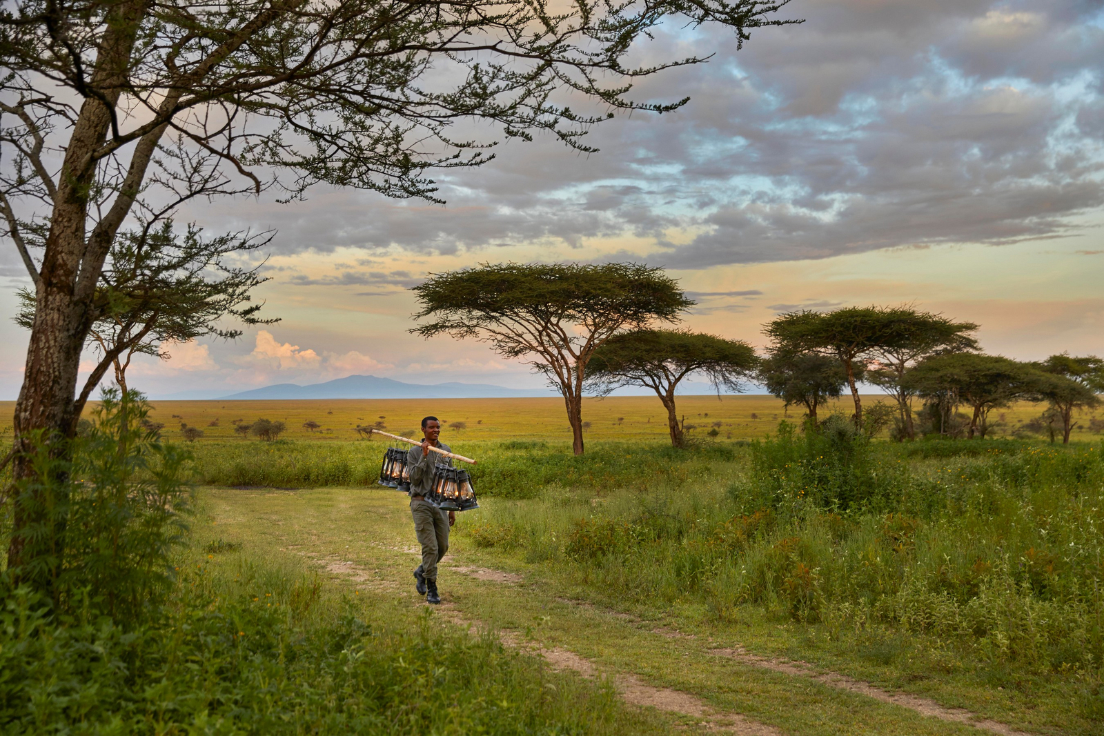 Legendary Songa Migrational Camp Legendary Songa Migrational Camp: Mitarbeiter trägt Laternen