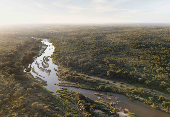Lion Sands Tinveleti Treehouse: Sand River bei Morgenlicht