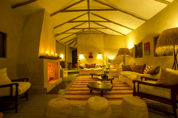 Mkombe's House Lamai: Lounge mit Kamin