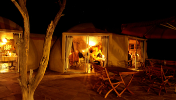 Rostock Ritz Desert Lodge: Restaurant bei Nacht