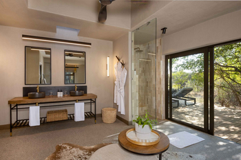 Sabi Sabi Bush Lodge: Doppelwaschbecken mit Holz und Goldakzenten