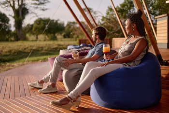 Sanctuary Tambarare Camp: Sitzsäcke auf der Veranda