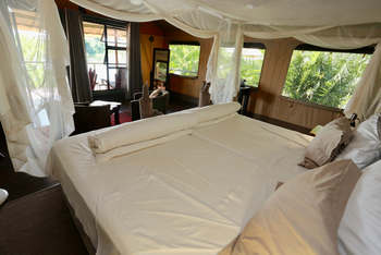 Shametu River Lodge: Doppelbett mit Moskitonetz