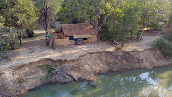 Takwela Camp Takwela Camp: Lage am Fluss - altes Chalet
