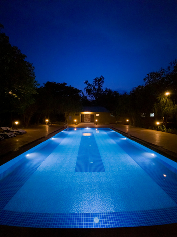 Tathastu Resort Bandhavgarh: Pool bei Nacht