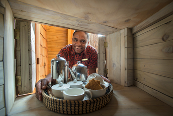 andBeyond Sandibe Okavango Safari Lodge: Kaffee in der Durchreiche