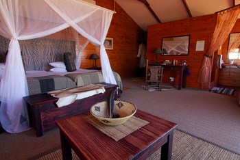 Bagatelle Kalahari Game Ranch: Kofferablage und Bett